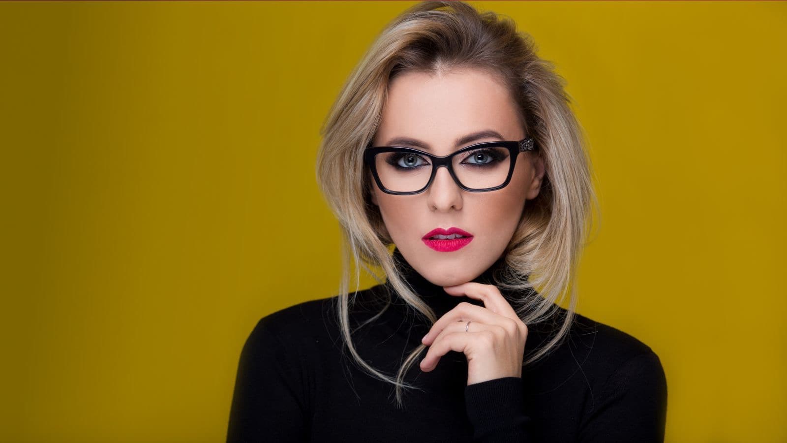 A customer wearing glasses from a Diamentowy Optyk collection